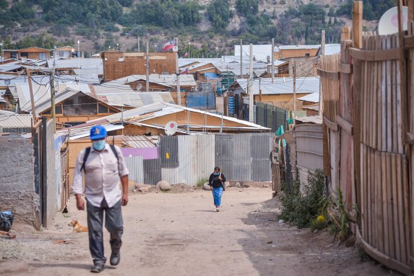 Crisis migratoria y cesantía en campamentos: la dura realidad de 60 mil familias en Chile