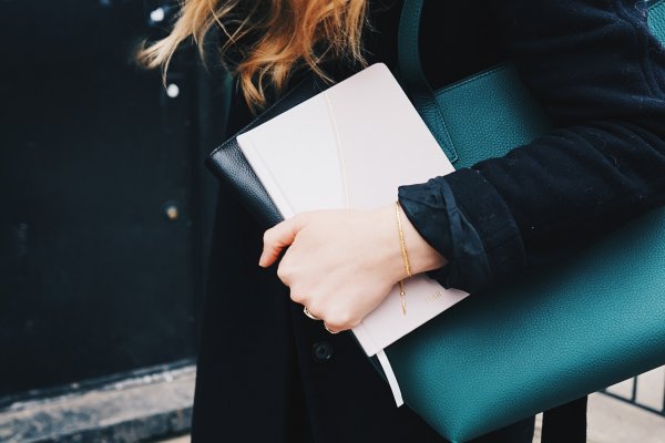 Mujeres que aspiran a gerencias generales piden 44% menos de sueldo que los hombres
