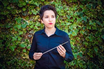 Ninoska Medel, la directora de orquesta sub30 que rompe estereotipos