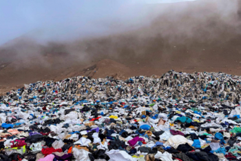 Hecho en China, desechado en Chile: La ruta de la ropa usada que termina en el desierto de Atacama