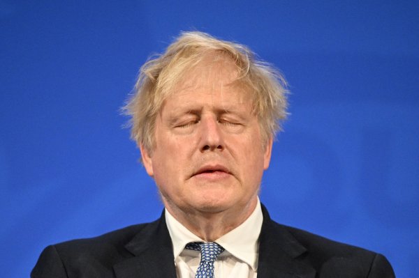 Las fiestas que siguen complicando a Boris Johnson