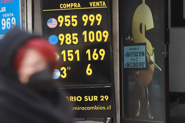 ¿Qué hacer con un dólar en máximos históricos? Expertos dan sus consejos de ahorro