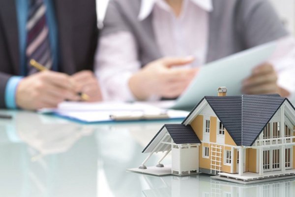 Con las tasas cayendo, ¿es momento de comprar una propiedad?