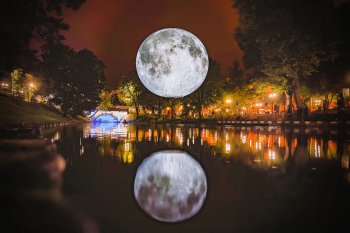 En imágenes: La luna de Luke Jerram iluminará la noche santiaguina
