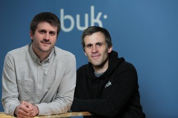 Buk viaja a las oficinas de Open Ai a conocer desarrolladores de Chat-GPT
