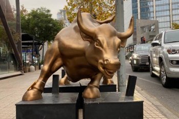 ¿Qué hace una imitación del toro de Wall Street en pleno Sanhattan?