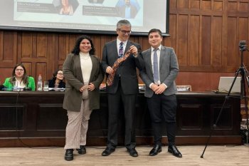Futuros abogados de la Universidad de Concepción sorprenden con su regalo a Mario Marcel