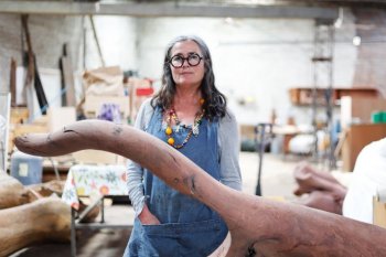 Marcela Correa, escultora: “Ya me habían adelantado que los 60 años son jodidos, jodidos, jodidos”