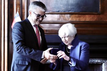 El regalo que le entregó Janet Yellen a Mario Marcel