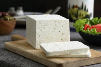 Pelea por el queso feta llega a Chile y Embajada de Grecia logra que alimento sea declarado de origen helénico