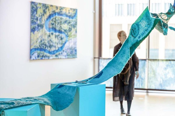 Un río tejido: la obra textil hecha en Aysén que llegó hasta Helsinki