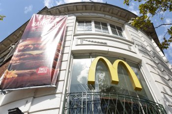 Operador de McDonald’s se querella contra ex trabajadora por revelar secretos comerciales