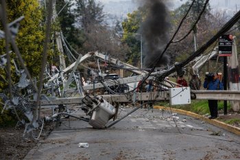 El oscuro momento de Enel: 12 km de red en el suelo, la amenaza del término de la concesión y la escalada de la crisis a Italia