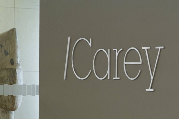 Pago millonario equivalente a 83 años de servicio y una “jubilación anticipada”: la dura respuesta de Carey a demanda laboral