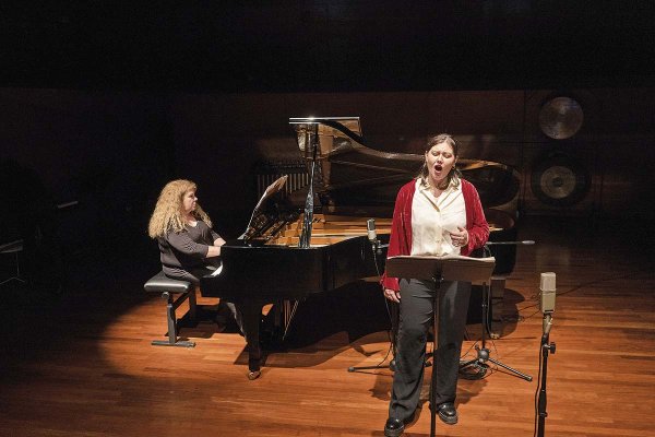 Florencia Novoa: la compositora y cantante lírica que abre la temporada de conciertos del Teatro Municipal de Santiago