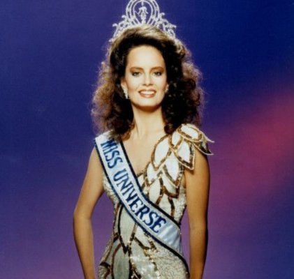 Cecilia Bolocco prepara exposición de sus vestidos en el Museo de la moda